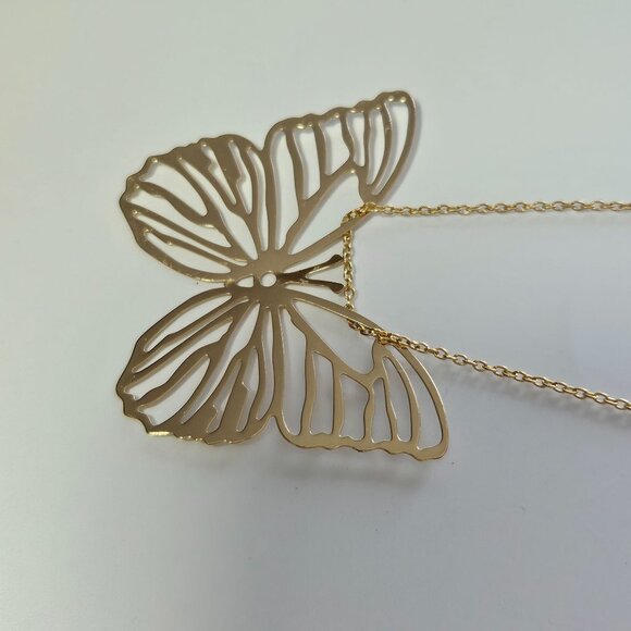 ***Final Sale*** Gold tone filigree butterfly pendant necklace - Picture 11 of 14